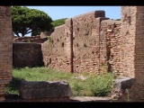 04301 ostia - regio i - insula viii - caseggiato (i,viii,7) - raum 2 - bli ri westen - nordwand - 09-2022.jpg